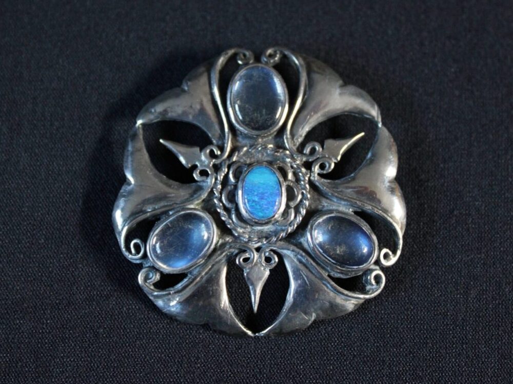 Arts and Crafts silver brooch